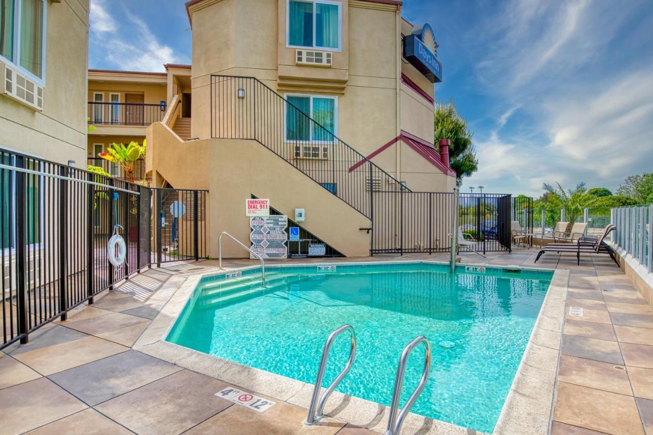 Days Inn By Wyndham Carlsbad Exterior foto